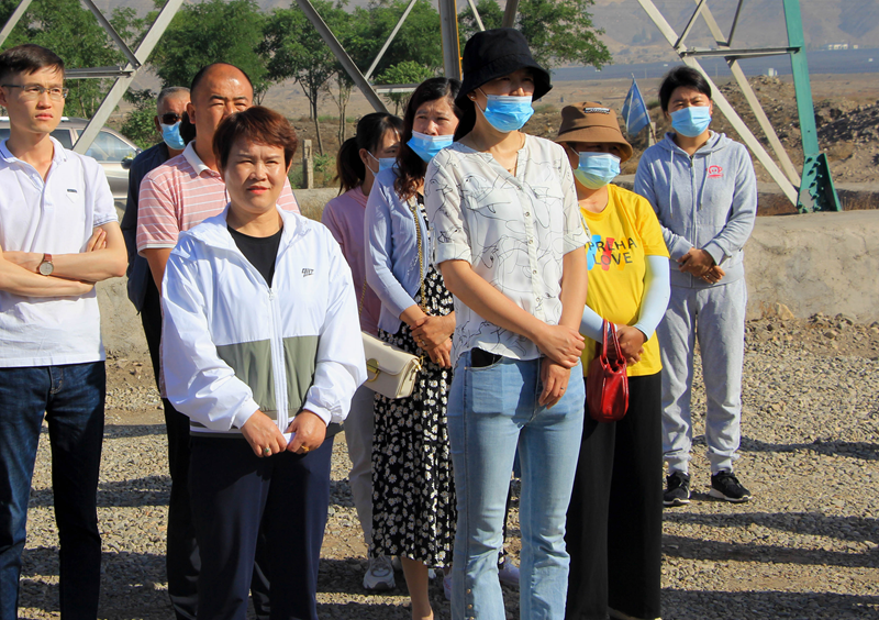 紅果子鎮(zhèn)黨委書記陳筠平、鎮(zhèn)人大主席韓玉蘭蒞臨興康恒潤(rùn)種植基地觀摩了解情況