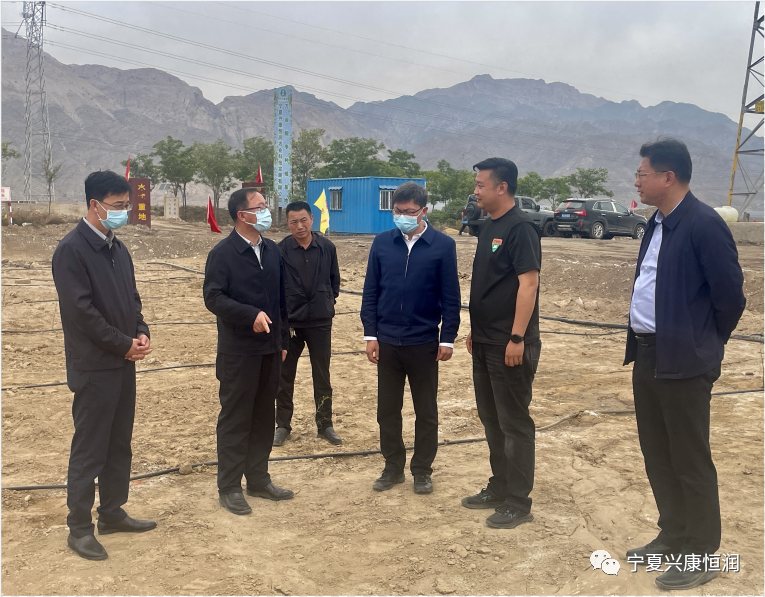 石嘴山市委書記王剛及市領(lǐng)導(dǎo)趙會勇、王宇翔蒞臨公司萬畝酸棗種植基地現(xiàn)場調(diào)研指導(dǎo)工作